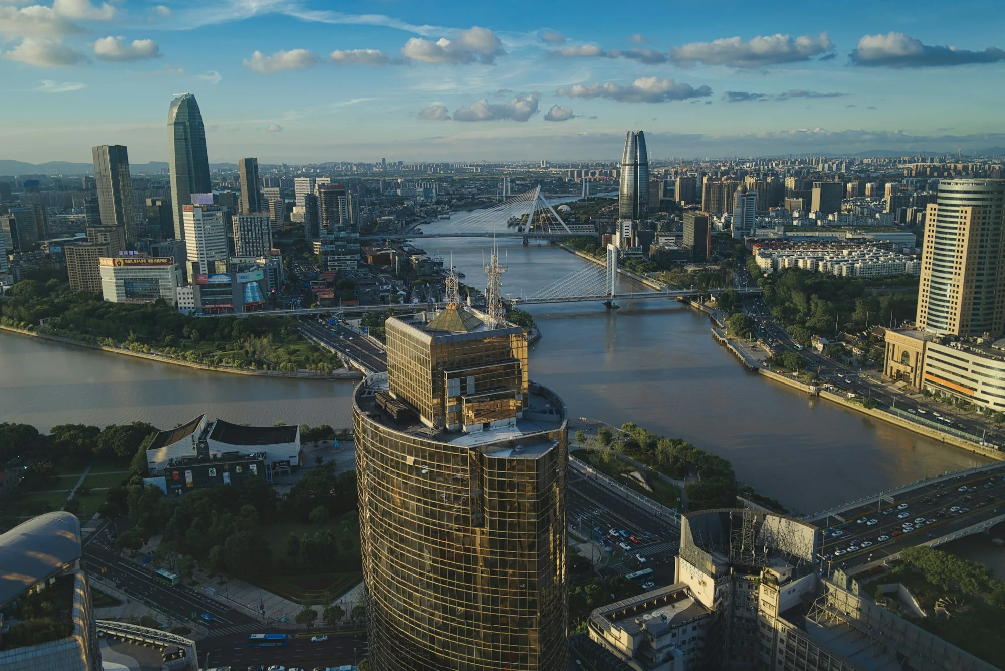 宁波三江口实景航拍，三条河道在城市中心汇合，桥梁连接两岸