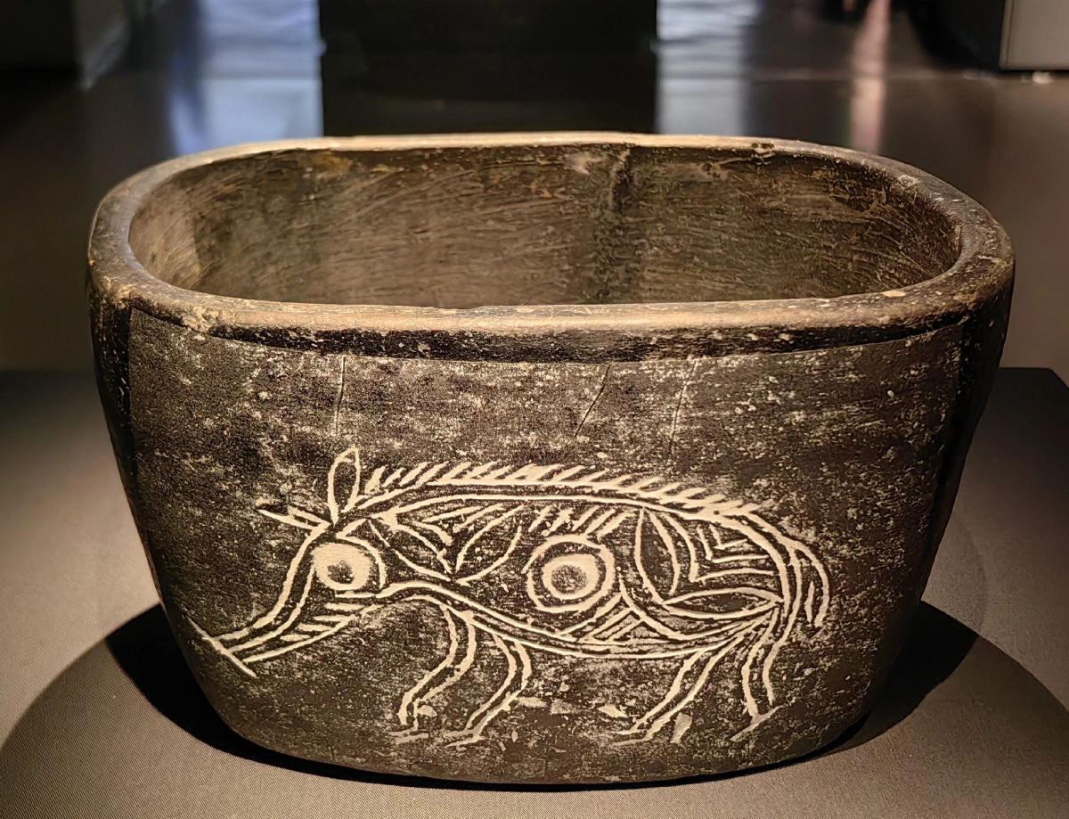 博物馆展出的河姆渡文化黑陶器